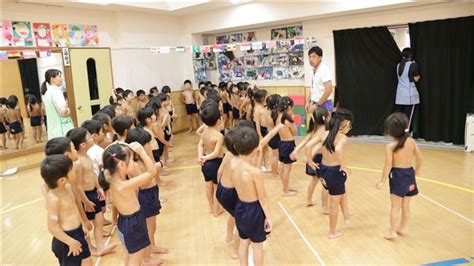 孩子們裸體|日本裸體幼稚園…不分男女脫光上課 